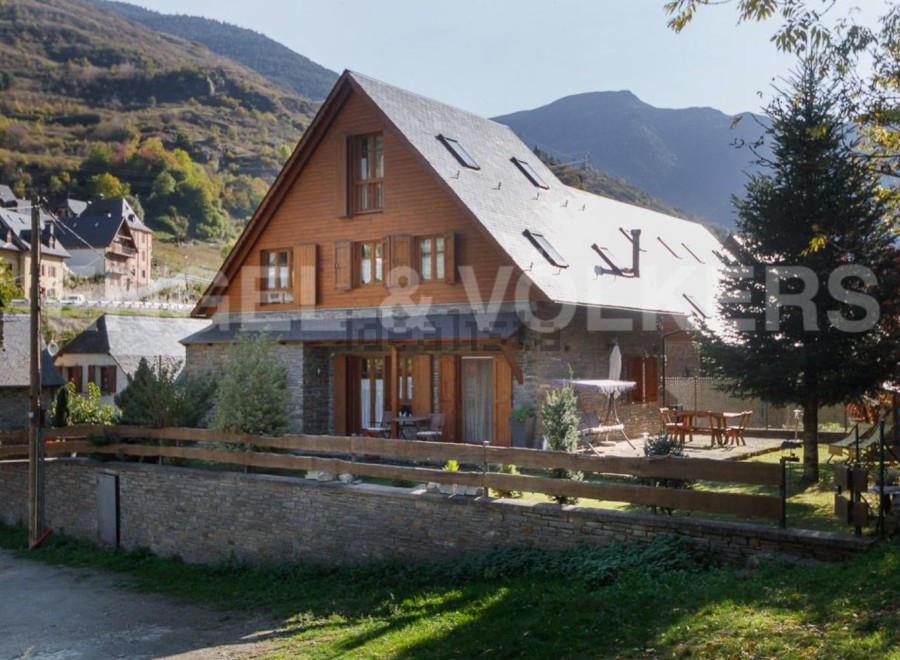 Mountain retreat with stunning views and modern amenities.