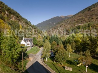 Nestled in a picturesque valley, this charming house offers breathtaking mountain views.