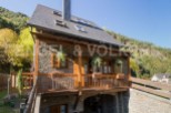 This charming stone house boasts a spacious balcony with stunning mountain views, perfect for enjoying the fresh air.