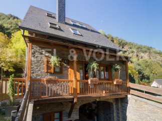 This charming stone house boasts a spacious balcony with stunning mountain views, perfect for enjoying the fresh air.