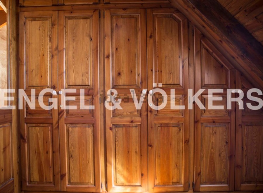 This stunning property boasts exquisite built-in wooden wardrobes, offering ample storage space.