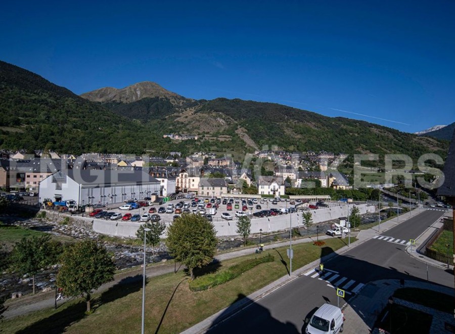 This stunning property boasts breathtaking mountain views and is conveniently located near a large parking area.