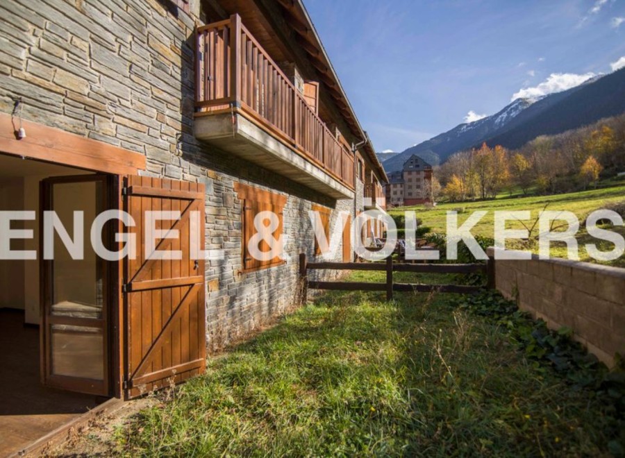 Mountain retreat with stunning views and private garden.