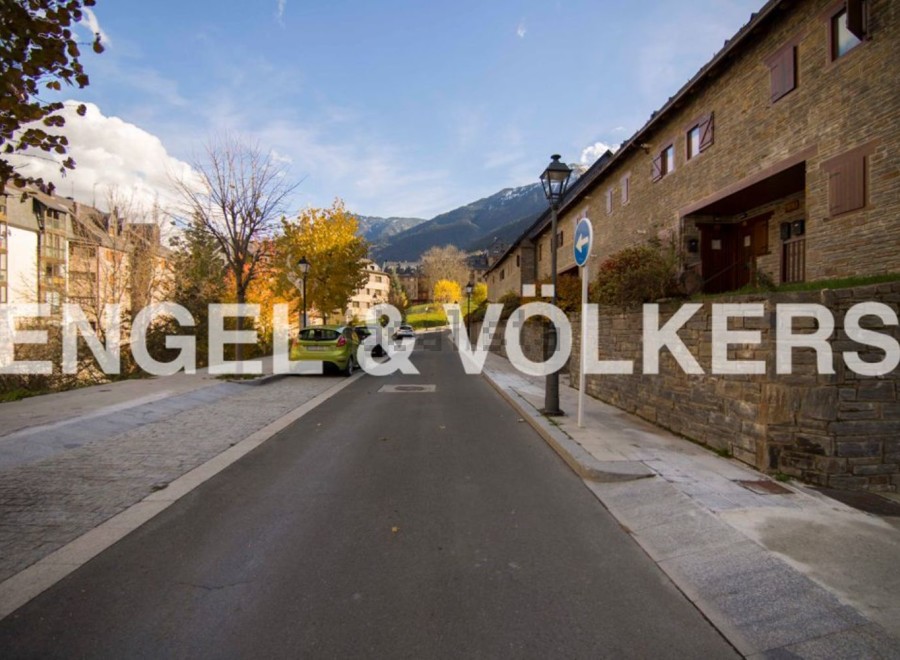Charming street-level property nestled in a picturesque mountain village.