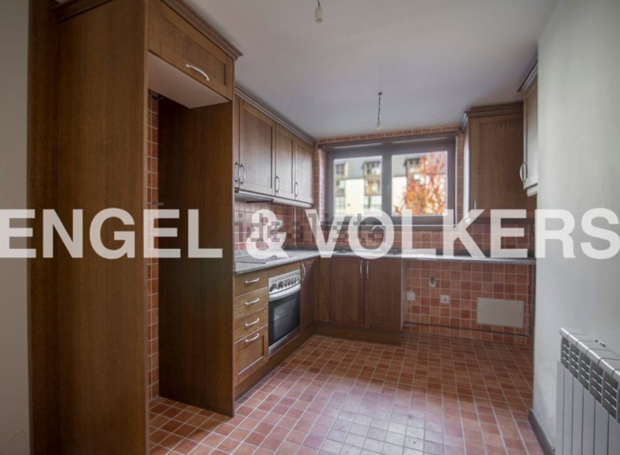 This charming apartment boasts a well-equipped kitchen with ample cabinetry and modern appliances.