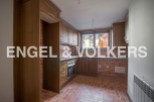 This charming apartment boasts a well-equipped kitchen with ample cabinetry and modern appliances.