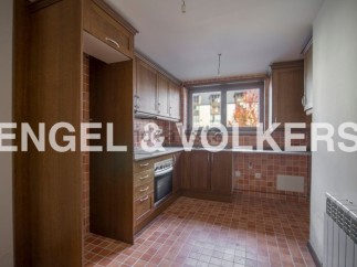 This charming apartment boasts a well-equipped kitchen with ample cabinetry and modern appliances.