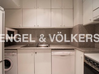 This charming apartment boasts a well-equipped kitchen with modern appliances, including a dishwasher and washing machine.