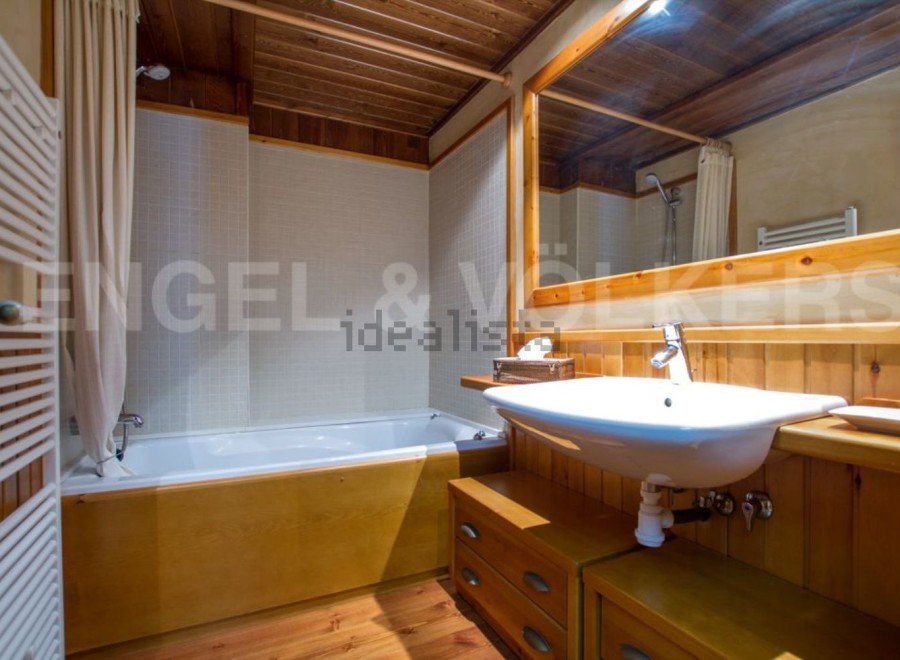 Discover a charming bathroom with a warm, inviting ambiance.