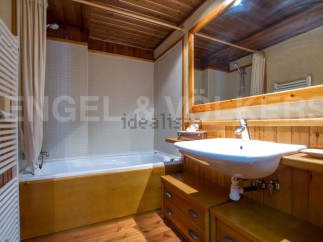 Discover a charming bathroom with a warm, inviting ambiance.