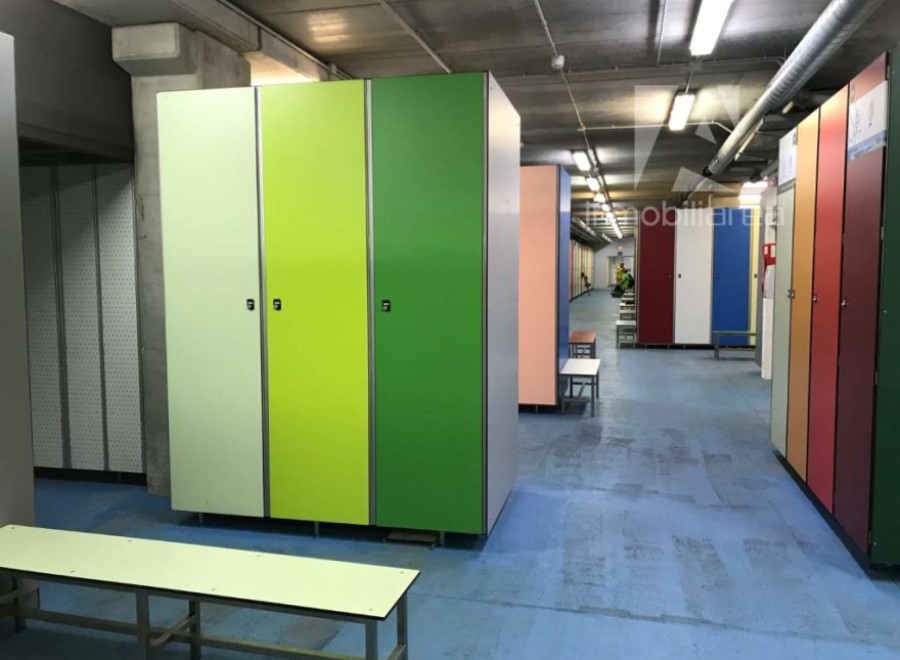 Explore this well-maintained locker room, perfect for various settings.