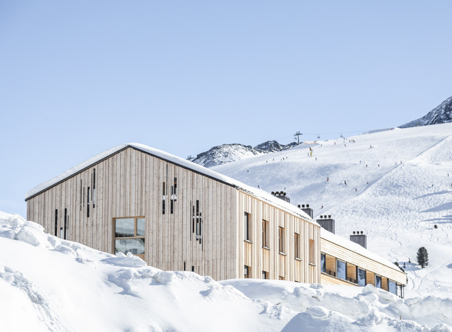 Experience the ultimate winter getaway at this stunning wooden lodge nestled in a snowy paradise.