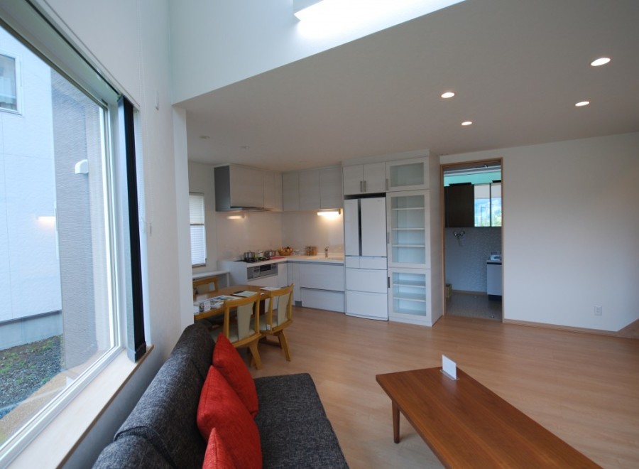 Discover a bright and airy living space with a modern kitchen and dining area.
