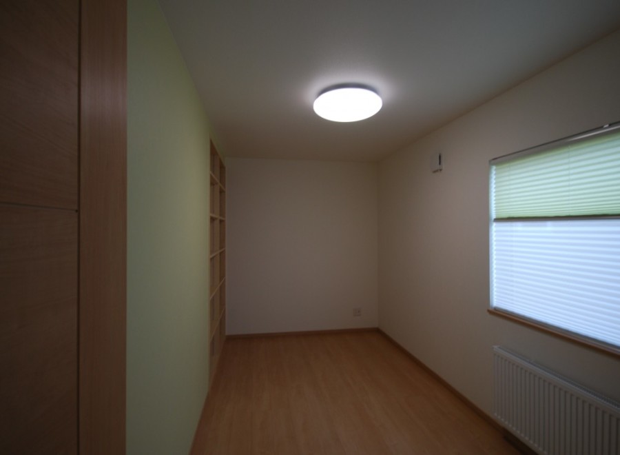 Discover a bright and airy room with a modern design.