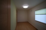 Discover a bright and airy room with a modern design.