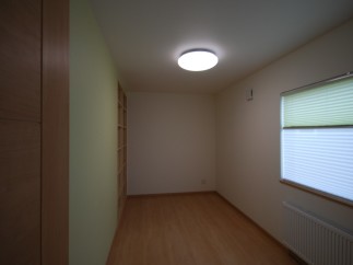 Discover a bright and airy room with a modern design.