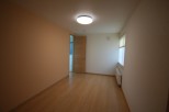 Discover a bright and airy room with a modern design.