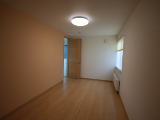 Discover a bright and airy room with a modern design.