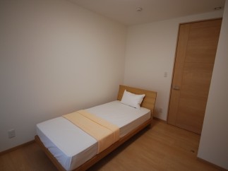 Cozy and inviting bedroom featuring a comfortable single bed.