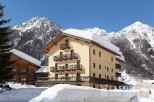 This stunning chalet boasts breathtaking mountain views and is perfect for a luxurious ski getaway.