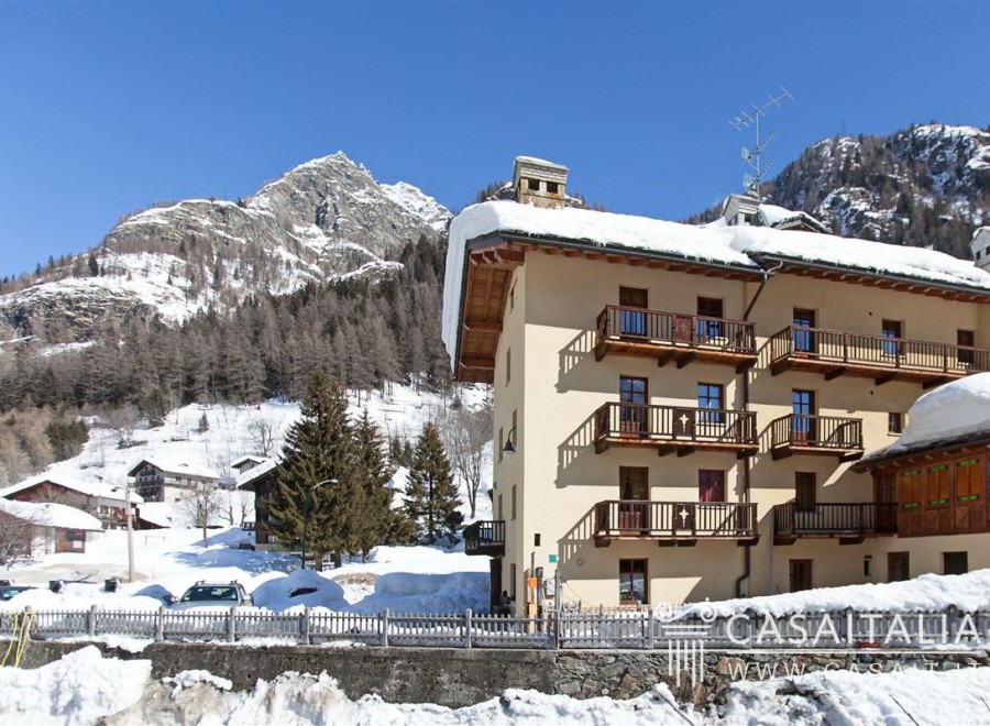 This stunning chalet boasts breathtaking mountain views and is perfect for a luxurious ski getaway.