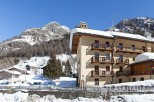 This stunning chalet boasts breathtaking mountain views and is perfect for a luxurious ski getaway.