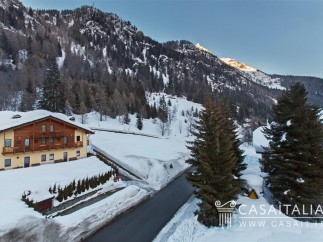 This stunning chalet boasts breathtaking mountain views and is nestled in a picturesque winter wonderland.