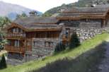 This stunning chalet boasts a prime location in the mountains, offering breathtaking views.