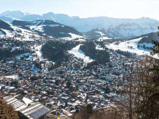Nestled in the heart of the French Alps, this stunning property offers breathtaking panoramic views of snow-capped mountains and a charming village.