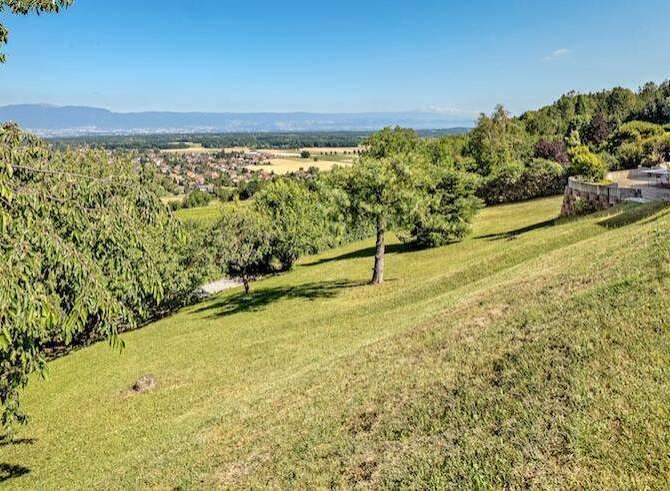 Spectacular panoramic views greet you from this elevated property, showcasing a picturesque landscape that stretches as far as the eye can see.
