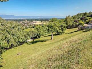 Spectacular panoramic views greet you from this elevated property, showcasing a picturesque landscape that stretches as far as the eye can see.