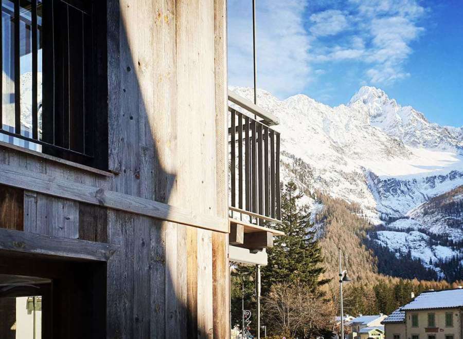 Experience the charm of this stunning property nestled in a picturesque mountain setting.