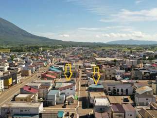 Discover a charming property nestled in a picturesque town, offering stunning views of the surrounding mountains.