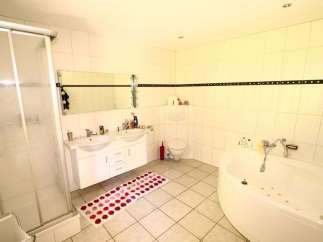 Discover a luxurious bathroom with a modern design.