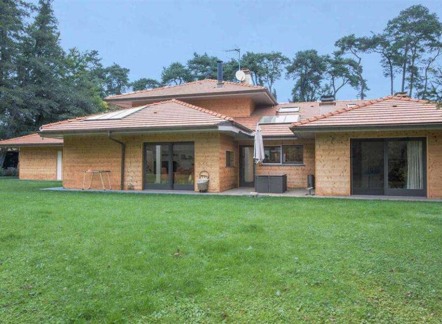 This stunning property boasts a spacious layout, perfect for comfortable living.