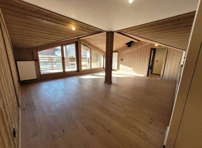 Discover the charm of this stunning property, featuring a warm wooden interior and a bright, airy atmosphere.
