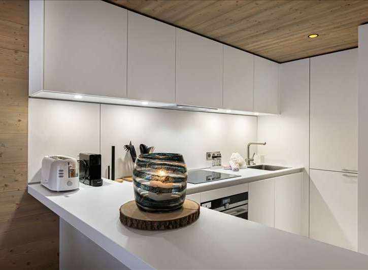 Discover modern elegance in this stunning kitchen.