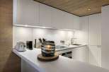 Discover modern elegance in this stunning kitchen.