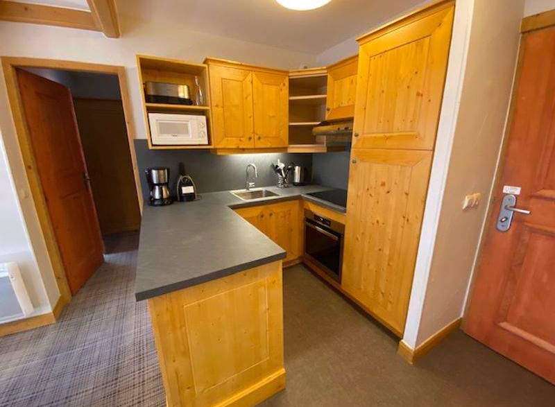 This charming property features a well-equipped kitchen, perfect for preparing meals.