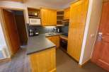 This charming property features a well-equipped kitchen, perfect for preparing meals.