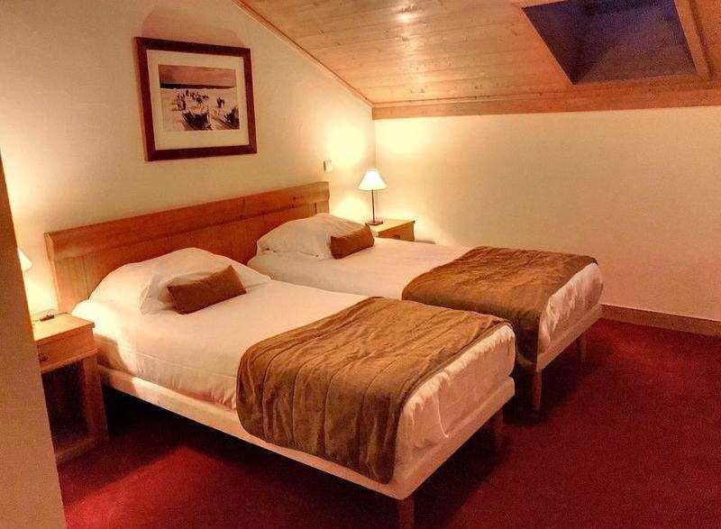 Cozy bedroom featuring two twin beds, perfect for a comfortable stay.