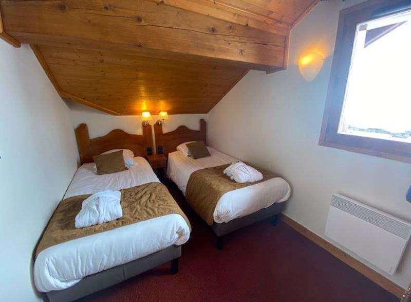 Cozy and inviting bedroom featuring two twin beds, perfect for a comfortable stay.