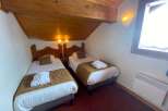 Cozy and inviting bedroom featuring two twin beds, perfect for a comfortable stay.