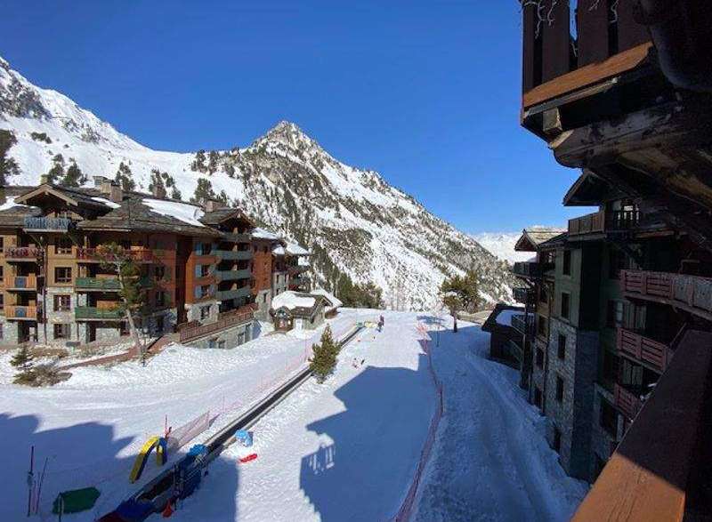 Experience the ultimate ski getaway at this stunning property! Enjoy breathtaking mountain views and direct access to the slopes.