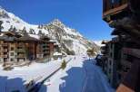 Experience the ultimate ski getaway at this stunning property! Enjoy breathtaking mountain views and direct access to the slopes.