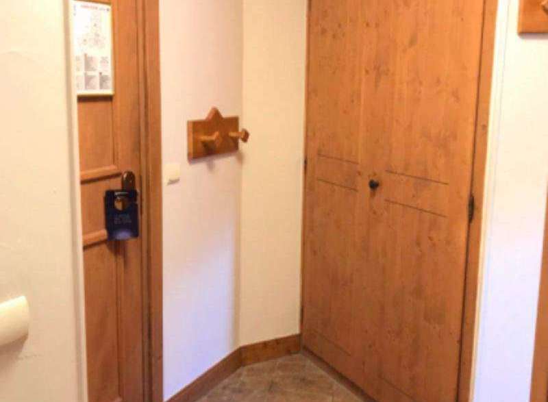 This cozy space features warm wooden doors and a charming tiled floor, creating a welcoming atmosphere.