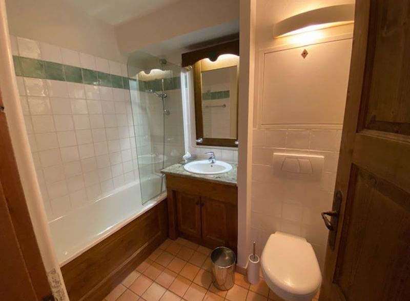 Discover a charming bathroom with a classic design.