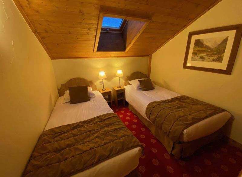 Cozy and inviting bedroom featuring two twin beds, perfect for a comfortable stay.