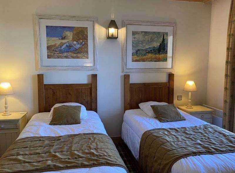 Cozy bedroom featuring two twin beds, perfect for a comfortable stay.