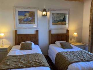 Cozy bedroom featuring two twin beds, perfect for a comfortable stay.